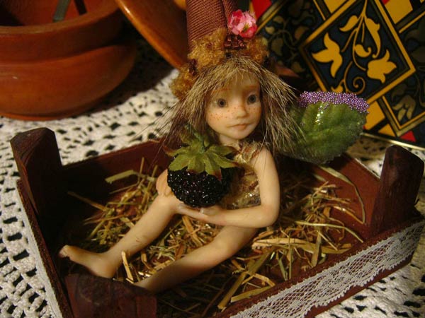 Ooak Pixie Alvi and the Blackberry - Gallery